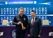 包含申花与主教练斯卢茨基续约新合同至2027年底的词条